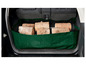 Un sac de rangement vert avec des bûches de bois dans le coffre d'une voiture.
