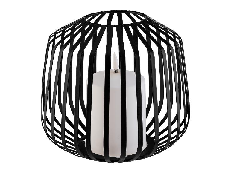Lanterne en métal noir avec une bougie blanche