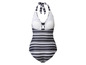 Un maillot de bain à rayures noires et blanches avec un décolleté halter.