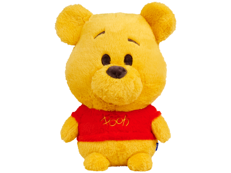 Ours en peluche jaune portant un t-shirt rouge avec l'inscription 'Pooh'.