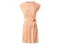 Robe orange avec ceinture.