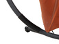 Détail d'un fauteuil suspendu noir avec un revêtement en maille orange.