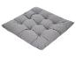 Coussin carré matelassé gris clair pour chaise ou banc.