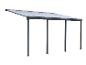Abri de voiture ou couverture de terrasse gris adossé avec un toit translucide et quatre poteaux de support.