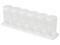 Six pots à épices en plastique blanc avec des trous pour saupoudrer sur un support blanc.