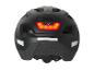 Un casque de vélo noir avec un feu arrière rouge.