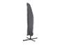 Housse de protection grise pour parasol de jardin.