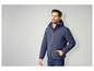 Un homme porte une veste d'hiver bleue avec une capuche.