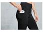 Leggings noirs avec un téléphone dans la poche.
