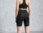 Leggings noirs à imprimé zèbre et brassière de sport.