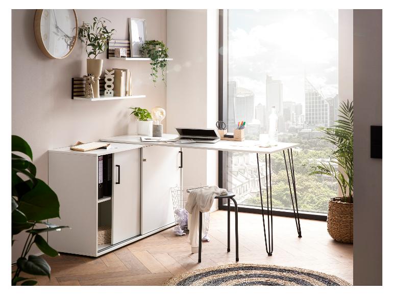 Bureau blanc avec rangement, ordinateur portable, plantes et vue sur la ville.