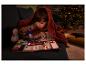 Enfant lisant un livre d'images avec une lampe de poche UV sous une couverture.
