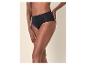 Femme en culotte noire taille haute, posant de côté.