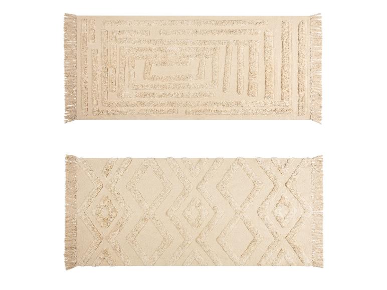 Deux tapis de bain beiges avec des motifs géométriques, l'un à labyrinthe, l'autre à losanges.
