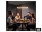 Suspension LED BRILONER avec changement de couleur par télécommande au-dessus d'une table [image générée par l'IA]