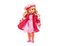 Une poupée avec des cheveux blonds, une robe rose, un manteau rouge et un bonnet rose.