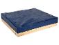 Une couverture bleue pour un bac à sable en bois.