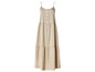 Une robe d'été beige à fines bretelles et à volants.