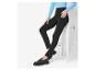 Leggings noires taille haute et mocassins noirs.