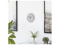 Une horloge murale blanche Mebus avec deux peintures à côté.