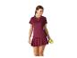 Femme en t-shirt et jupe de tennis bordeaux, tenant deux balles de tennis.