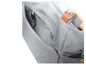 Un sac gris avec une fermeture éclair, un porte-clés et une sangle en cuir