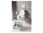 Réducteur de toilette pour enfant et jouets sur un tabouret.