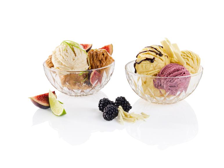 Crèmes glacées vanille, caramel et aux fruits rouges, avec figues et mûres.