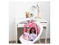 Un sac à dos rose avec un motif Barbie sur une chaise blanche.