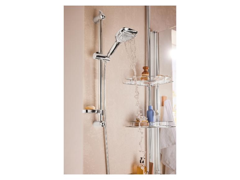 Douche et étagères de douche chromées.