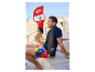 Homme portant un short et une serviette Trek Lidl, tenant une bouteille d'eau Lidl.