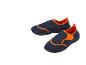 Chaussures d'eau noires et oranges pour adultes.