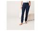 Modèle portant un pantalon de survêtement bleu marine.