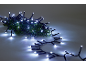 Guirlande lumineuse de Noël LED blanc froid sur une branche de sapin verte.