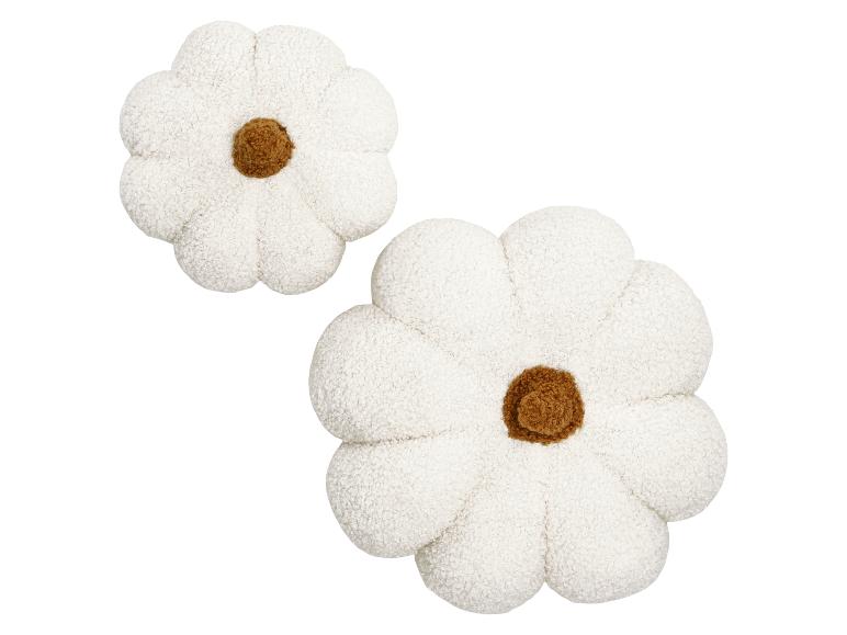 Deux coussins décoratifs blancs en forme de fleur avec un centre marron