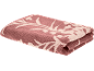 Serviette rose pliée avec un motif floral clair.