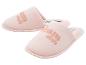 Pantoufles roses avec le texte 'dream club' et l'étiquette de la marque Esmara.