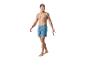 Homme en maillot de bain bleu et lunettes de soleil.