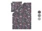Parure de lit florale avec oreillers dans des tons gris foncé, rose et bleu.