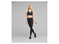 Une femme portant un soutien-gorge de sport et un legging noirs