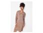 Femme en robe pull marron clair avec col en V et collier.