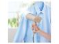 Défroisseur vapeur portable SilverCrest, lissant une chemise bleue.