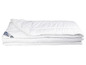 Une couette blanche Essential avec un logo brodé.