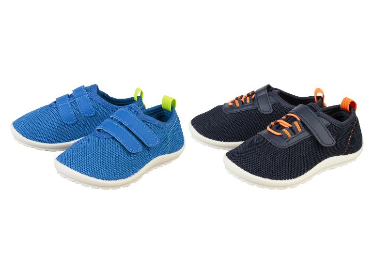 Baskets pour enfant : modèle bleu à scratch et modèle marine à lacets.