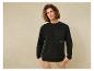 Un homme portant un sweat-shirt en polaire noir avec une poche et le logo LVG.