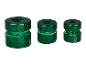 Trois raccords de tuyauterie hexagonaux verts de tailles variées.