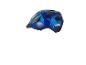 Un casque de vélo bleu pour enfant avec un motif d'animaux marins.