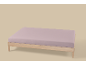 Cadre de lit avec drap-housse violet clair sur fond beige
