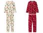Deux ensembles de pyjamas de Noël : un crème avec des motifs festifs, un rouge avec des flocons et des nœuds.
