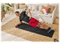 Homme faisant une planche latérale sur un tapis de yoga à la maison.
